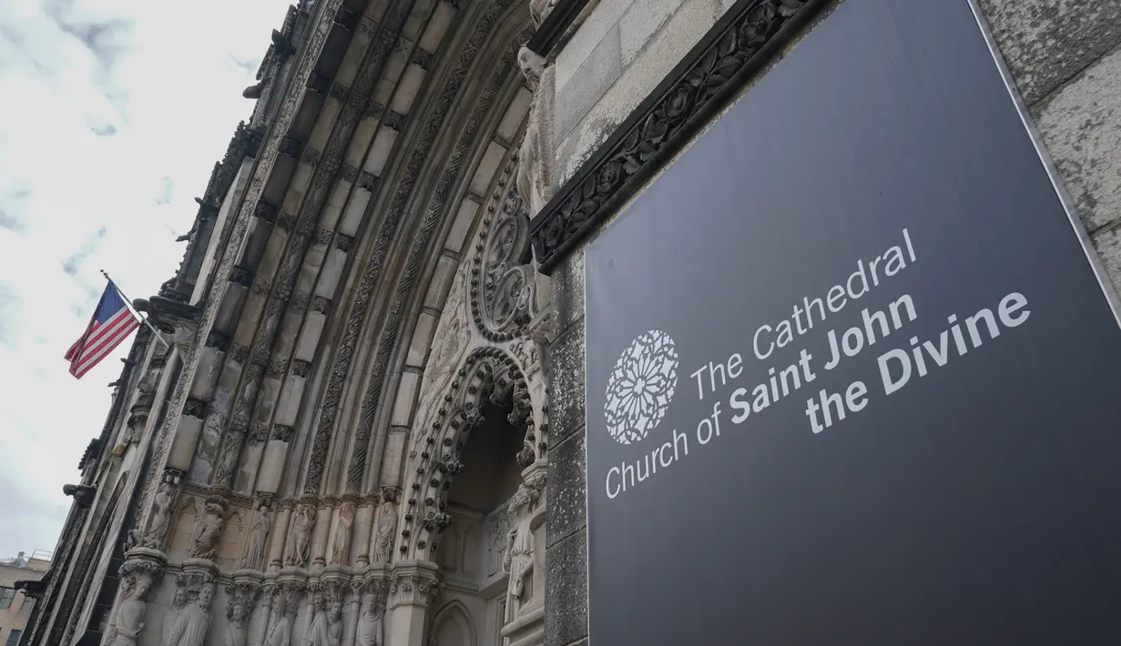 Katedral St. John the Divine yang akan menjadi rumah sakit lapangan untuk menangani pasien virus corona (Covid-19) di New York, 7 April 2020.  Pejabat katedral mengatakan, rumah sakit darurat tersebut diharapkan sudah bisa digunakan dalam sepekan ke depan. (Bryan R. Smith/AFP)