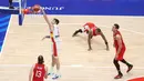Pebasket Spanyol, Juancho Hernan Gomez, melakukan dunk saat melawan Kanada pada laga FIBA World Cup 2023 di Indonesia Arena, Minggu (3/9/2023).Kanada menang dengan skor 88-85. (Bola.com/M Iqbal Ichsan)