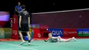Pebulutangkis tunggal putra Denmark, Anders Antonsen terjatuh saat berusaha mengembalikan kok pada laga final Indonesia Masters 2024 melawan pebulutangkis Kanada, Brian Yang di Istora Senayan, Jakarta, Minggu (28/01/2024). (Bola.com/Bagaskara Lazuardi)