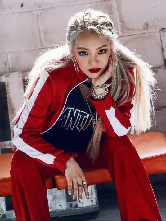 Seiring berjalannya waktu, wanita cantik kelahiran 22 September 1989 ini pun tak terlalu mengambil pusing dan tetap percaya diri dengan kemampuannya. (Foto: instagram.com/watasiwahyo)