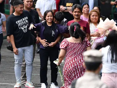 Mary Jane Veloso (tengah) bertemu dengan kerabat di samping kedua putranya setelah tiba di Lembaga Pemasyarakatan Wanita di Manila, Filipina pada Rabu 18 Desember 2024. (TED ALJIBE/AFP)
