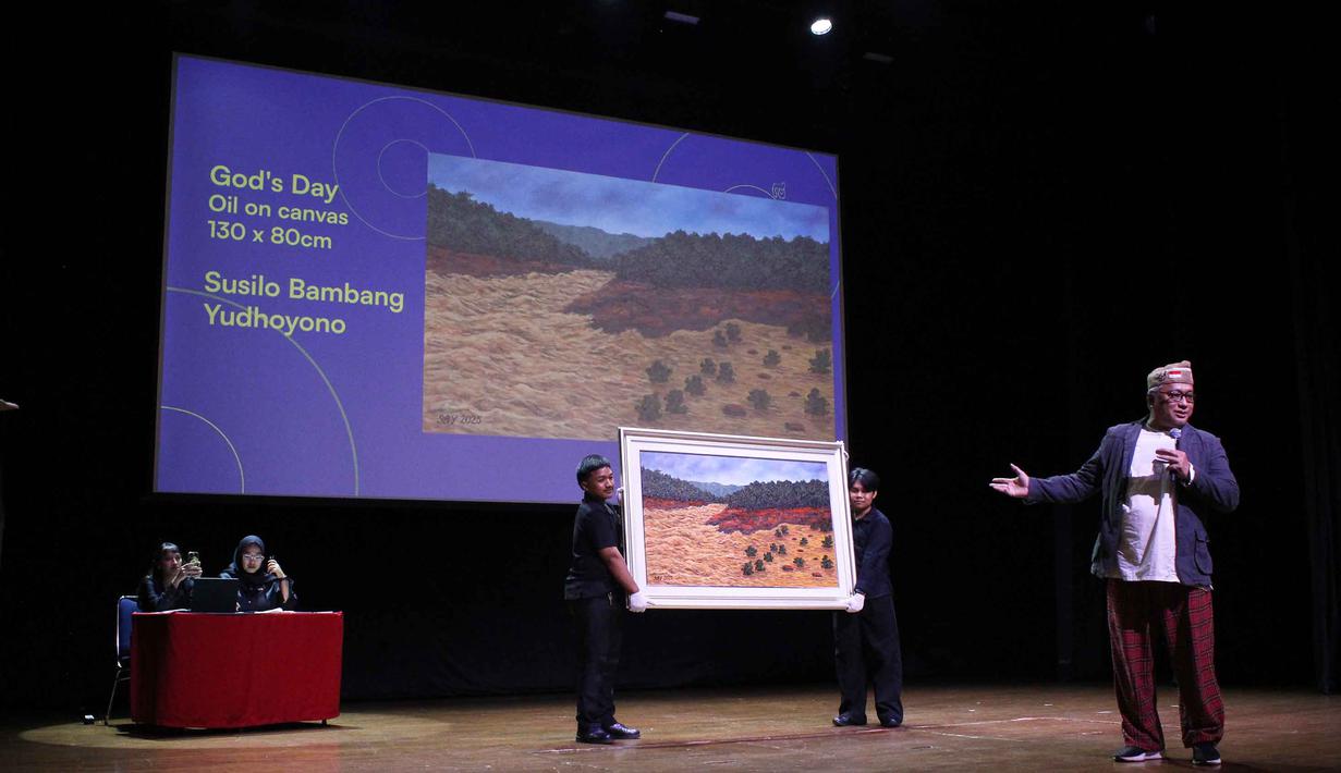 Raden Rizki Mulyawan Kartanegara Hayang Denda Kusuma atau yang lebih dikenal dengan Dik Doank (kanan) memandu kegiatan Pameran Seni Rupa dan Lelang Lukisan di Teater Kecil, Taman Ismail Marzuki (TIM), Jakarta, Selasa (23/12/2025). Bertajuk “Seni untuk Kemanusiaan” Pameran Seni Rupa dan Lelang Lukisan yang diinisiasi oleh sejumlah perupa Indonesia digelar di Teater Kecil, Taman Ismail Marzuki (TIM), Jakarta, Selasa (23/12/2025).(merdeka.com/magang/Rendi Saputra)