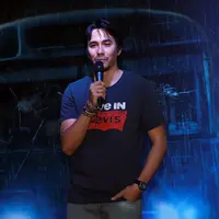 Darius yang awalnya hanya ingin membantu proses produksi film ‘Night Bus’ ini justru terbawa arus lantaran ketertarikannya dengan potensi dan originalitas yang disuguhkan dari film tersebut. (Deki Prayoga/Bintang.com)