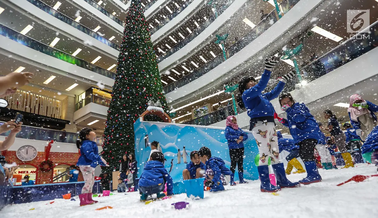 Anak-anak bermain wahana salju yang ada di Mall Ciputra, Jakarta barat, Selasa (19/12). Pengunjung yang ingin menikmati Snow Playland dapat membeli tiket seharga Rp85.000 untuk hari biasa dan Rp100.000 untuk akhir pekan. (Liputan6.com/Faizal Fanani)