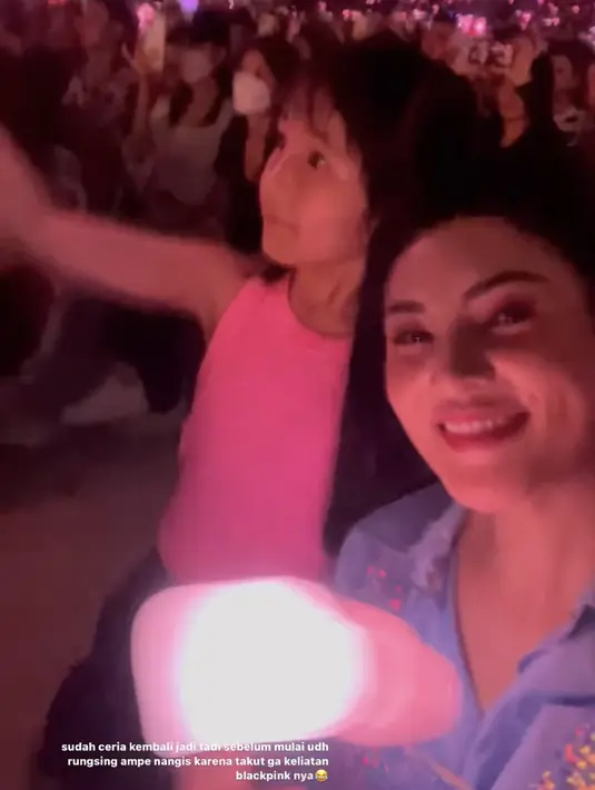 Tak ketinggalan, Nindy Ayunda pun membawa putri kecilnya yang mengenakan tank top pink dannrok hitam. Nindy pun mengenakan kemeja birunya.  (@nindyayunda)