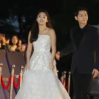 Song Joong Ki dan Song Hye Kyo di Baeksang Art Awards 2016. (Bintang/EPA)