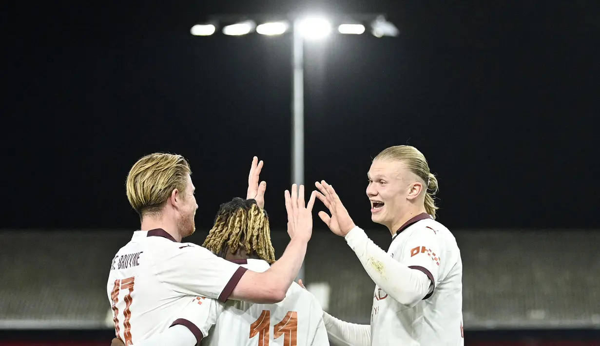 Pemain Manchester City, Erling Haaland melakukan selebrasi bersama Kevin De Bruyne (kiri) setelah mencetak gol ke gawang Luton Town pada laga putaran kelima Piala FA 2023/2024 yang berlangsung di Kenilworth Road Stadium, Luton, Inggris, Rabu (28/02/2024) dini hari WIB. (AFP/Justin Tallis)