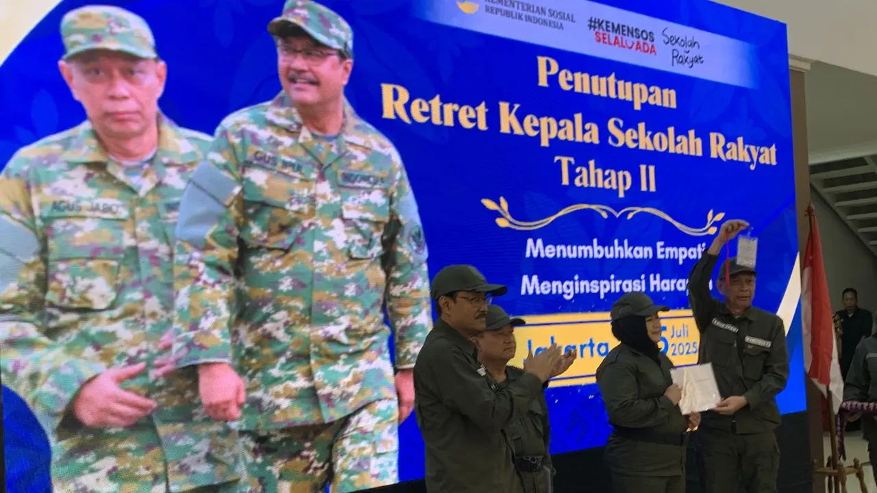 Menteri Sosial Saifullah Yusuf menutup retret kepala Sekolah Rakyat tahap kedua di Pusdiklat Kesos Margaguna, Jakarta, Sabtu (5/7/2025) (Liputan6.com/Delvira Hutabarat)