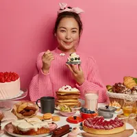 Tanpa disadari, banyak makanan yang tampak sehat ternyata mengandung gula tinggi—seperti granola, jus kemasan, hingga saus salad. Inilah pentingnya membaca label nutrisi sebelum membeli. (foto/dok: freepik/wayhomestudio)