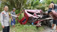 Kondisi minibus Suzuki Carry merah usai tertabrak Truk Fuso Box pendingin di Pesisir Barat, Lampung. Foto : (Istimewa).