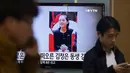 Kim Yo-Jong dalam sebuah tayangan berita di Stasiun Kereta Seoul, Korea Selatan 27 November 2014. Promosi Kim Yo-jong mengindikasikan bahwa Kim Yo-jong menggeser posisi bibinya, Kim Kyong-hui, sebagai pembuat keputusan kunci.  (AP/Ahn Young-joon)