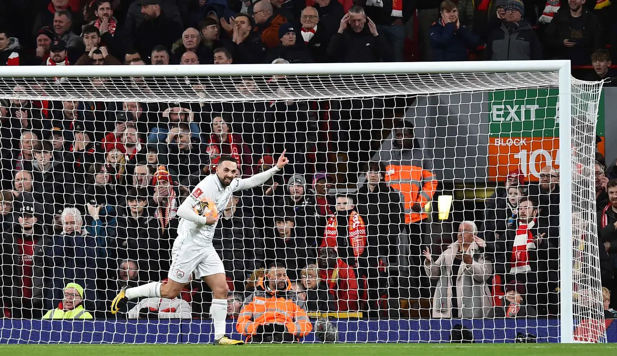 Memanfaatkan kesalahan fatal Dominik Szoboszlai pada menit ke-40, gelandang Barnsley Adam Philips berhasil mencetak gol ke gawang Liverpool sekaligus memperpendek ketinggalan gol. Skor 2-1 bertahan hingga babak pertama usai. Tampak dalam foto, gelandang Barnsley asal Inggris, Adam Phillips merayakan gol pertama timnya saat pertandingan putaran ketiga Piala FA Inggris melawan Liverpool di Stadion Anfield, pada Senin 12 Januari 2026 waktu setempat atau Selasa (13/1/2026) dini hari WIB. (PETER POWELL/AFP)