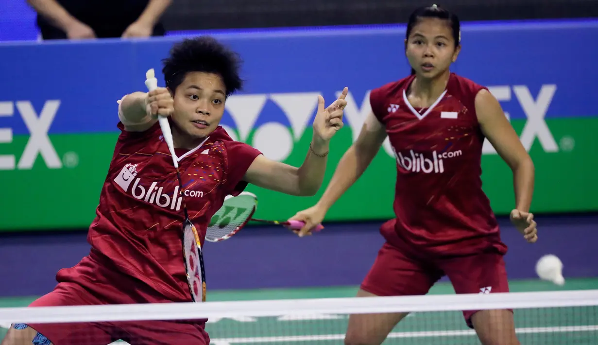 Pebulutangkis ganda putri Indonesia Apriyani Rahayu (kiri) dan Greysia Polii saat bertanding melawan ganda Korea Selatan Lee So Hee dan Shin Seung Chan di final Prancis Terbuka 2017 di Stadion Coubertin, Paris (29/10). (AFP Photo/Thomas Samson)