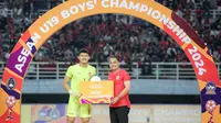 Kiper Timnas Indonesia U-19, Ikram Algiffari berfoto dengan trofi kiper terbaik Piala AFF U-19 2024 usai laga final di Stadion Gelora Bung Tomo, Surabaya, Senin (29/7/2024). (Bola.com/Bagaskara Lazuardi)