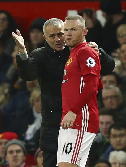  Jose Mourinho memberitahukan taktik kepada Wayne Rooney saat melawan Hull City pada lanjutan Premier League pekan ke-23 di Old Trafford, Manchester, selasa (01/02/2017) waktu setempat. MU bermain imbang 0-0. (AP/Dave Thompson)
