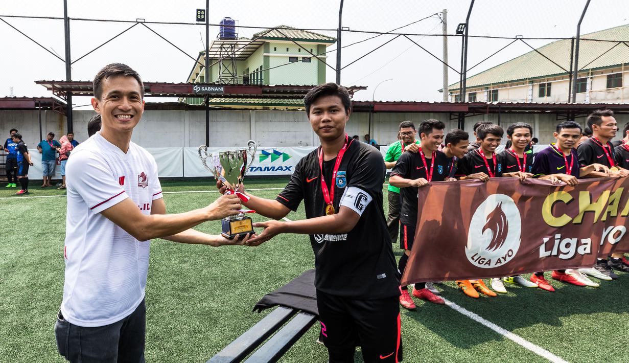 Pemenang mendapatkan piala saat laga final Pertamax Liga Ayo Mini Football Tangerang di Lapangan Sabnani Park, Tangerang, Minggu (25/8). PSPG berhasil menang atas Persepon melalui adu penalti. (Dokumentasi)