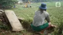 Petugas menggunakan alat berat untuk mengeruk eceng gondok yang memenuhi permukaan Setu Pengarengan, Depok, Jawa Barat, Senin (16/12/2019). Pengerukan dilakukan untuk membersihkan Setu Pengarengan dari eceng gondok yang tumbuh selama kurang lebih satu tahun terakhir. (Liputan6.com/Immanuel Antonius)
