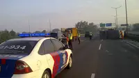 Sebuah truk boks terguling di KM 48 Tol Bintara arah Cakung.