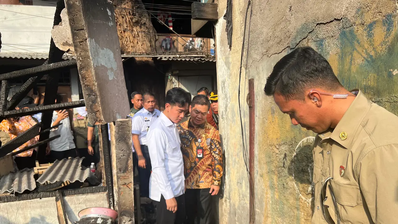 Wakil Presiden (Wapres) RI Gibran Rakabuming Raka meninjau warga terdampak kebakaran di Kebon Kosong, Kemayoran, Jakarta Pusat, Rabu (11/12/2024).