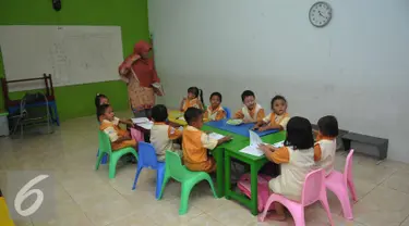 Murid-murid PAUD Seruni Indah belajar di sebuah bangunan majelis taklim yang didirikan secara swadaya oleh masyarakat setempat, di kawasan Kalijodo, Jakarta Utara, Selasa (16/2). (Liputan6.com/Gempur M Surya)