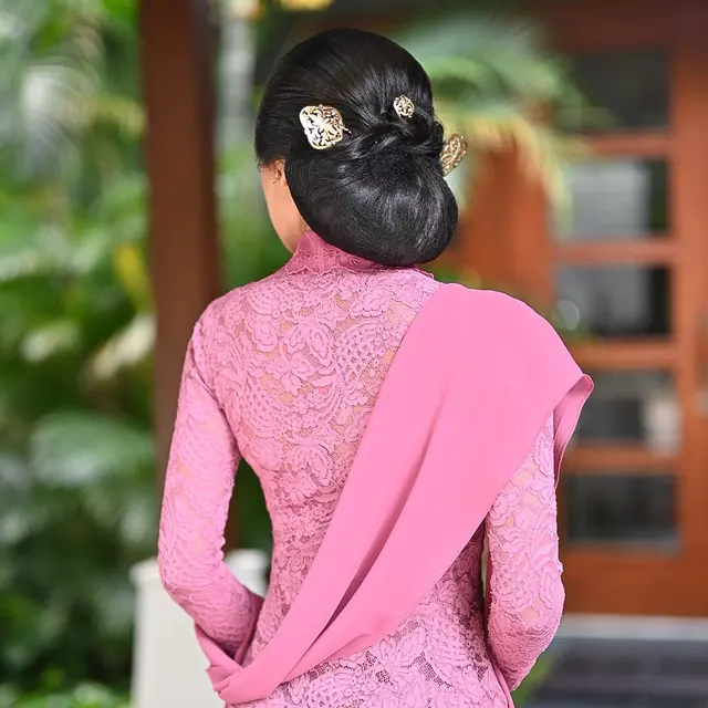 6 Potret Detail Kebaya Maudy Ayunda di Pernikahan Putri Tanjung, Bak Putri Keraton