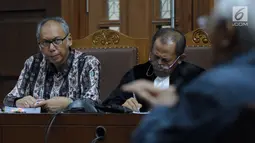 Terdakwa perkara merintangi penyidikan dugaan korupsi E-KTP, Bimanesh Sutarjo (kiri) menyimak keterangan saksi saat mengikuti sidang lanjutan di Pengadilan Tipikor, Jakarta, Senin (16/4). Sidang mendengar keterangan saksi.(Liputan6.com/Helmi Fithriansyah)
