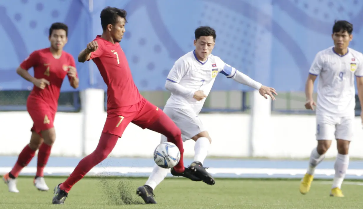 Gelandang Timnas Indonesia U-22, Zulfiandi, mengontrol bola saat melawan Laos U-22 pada laga SEA Games 2019 di Stadion City of Imus Grandstand, Manila, Kamis (5/12). Indonesia menang 4-0 atas Laos. (Bola.com/M Iqbal Ichsan)