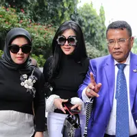 Syahrini datang ke kantor polisi ditemai kuasa hukumnya Hotman Paris Hutapea,  terkait kasus  First Travel. (Adrian Putra/Bintang.com)