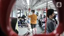 Warga menaiki transportasi Light Rail Transit (LRT) Jakarta, Rabu (22/6/2022). Layanan gratis tarif angkutan umum seperti Transjakarta, MRT, LRT dalam rangka merayakan HUT ke-495 DKI Jakarta disambut antusias oleh warga yang ingin menikmatinya bersama keluarga. (merdeka.com/Iqbal S. Nugroho)