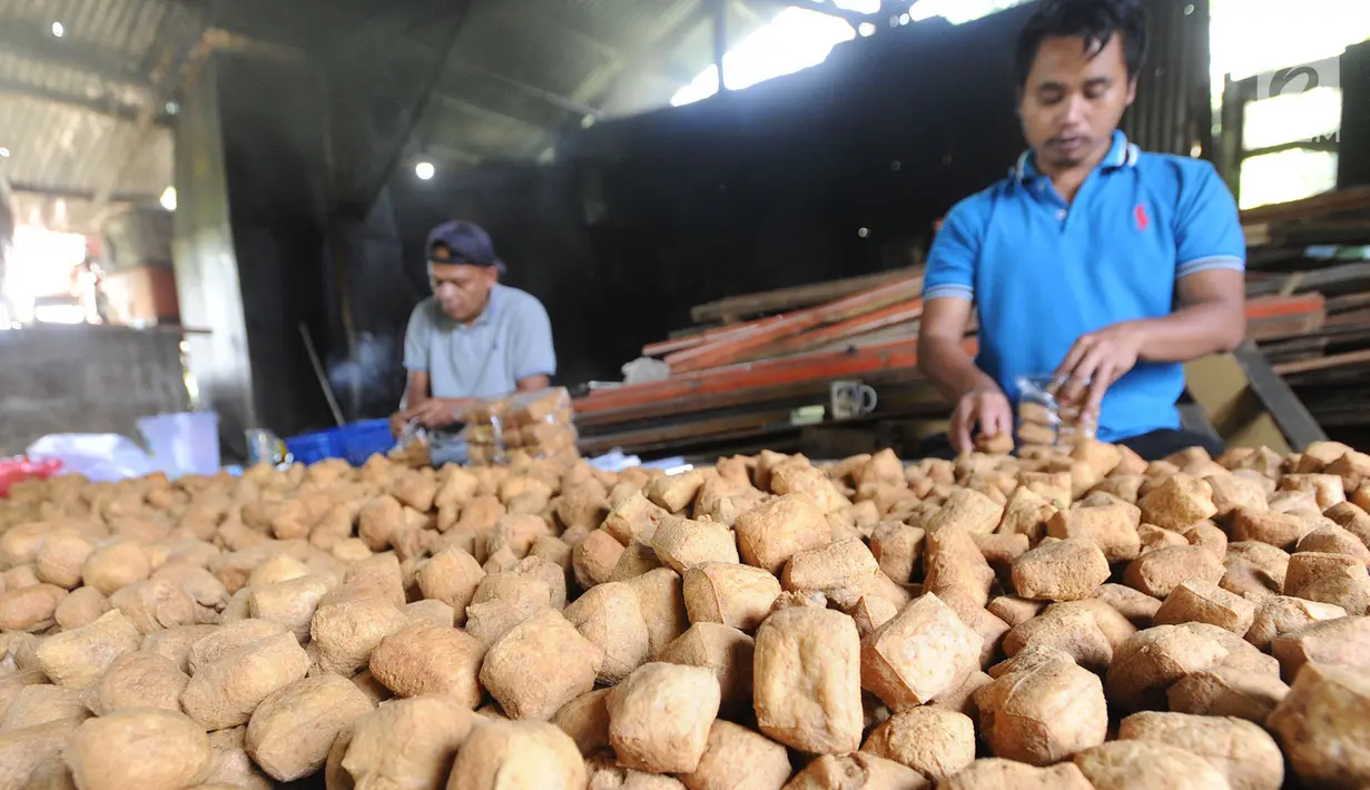 Pekerja menyelesaikan pembuatan tahu goreng di Sukaraja, Bogor, Kamis (6/9). Naiknya harga kedelai impor akibat melemahnya nilai tukar rupiah terhadap dolar AS membuat pengrajin mengurangi ukuran dan takaran pembuatan tahu. (Merdeka.com/Arie Basuki)