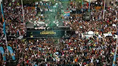 Timnas Afrika Selatan disambut meriah warga saat parade kemenangan Piala Dunia Rugby 2019 di Kota Johannesburg, Afrika Selatan, Kamis (7/11/2019). Timnas Afrika Selatan meraih gelar juara Piala Dunia Rugby 2019 setelah mengalahkan Inggris di final. (AP Photo/Denis Farrell)