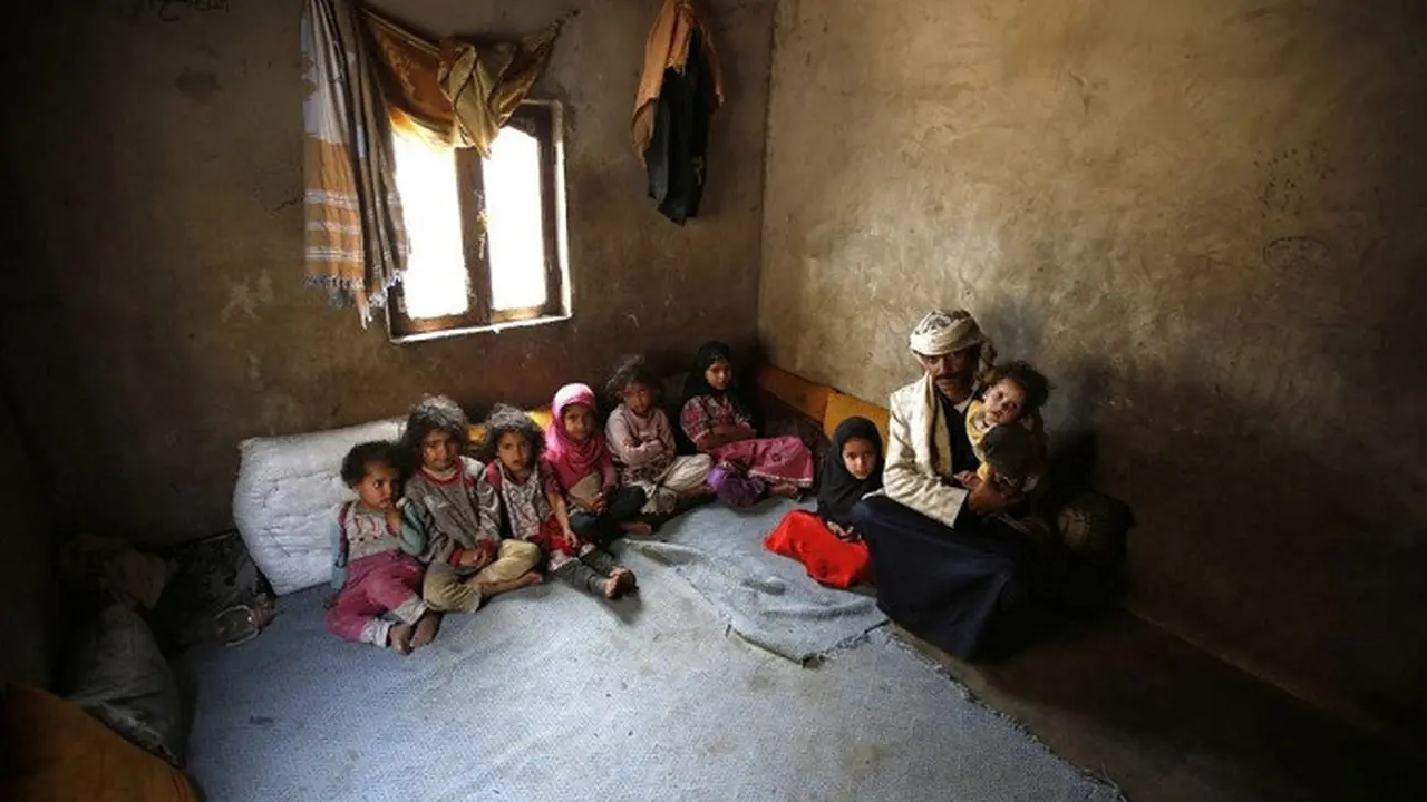 Seorang warga Yaman beserta anak-anaknya di desa Hazyaz, pinggir kota Sana'a, Yaman. PBB melaporkan bahwa Yaman akan segera dilanda bencana kelaparan terbesar dunia jika masyarakat internasional tidak segera memberikan bantuan humaniter (AP)