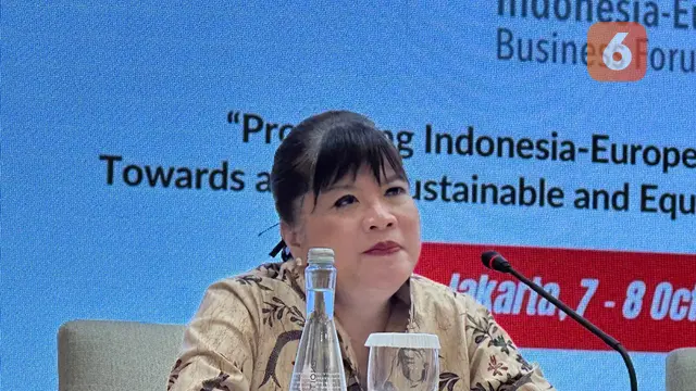 Ketua Umum Dewan Pimpinan Harian Asosiasi Pengusaha Indonesia (APINDO)  dalam pernyataan pers kepada media terkait IEBF 2024 di Jakarta, Jumat (27/9/2024). (Liputan6.com/Benedikta Miranti)