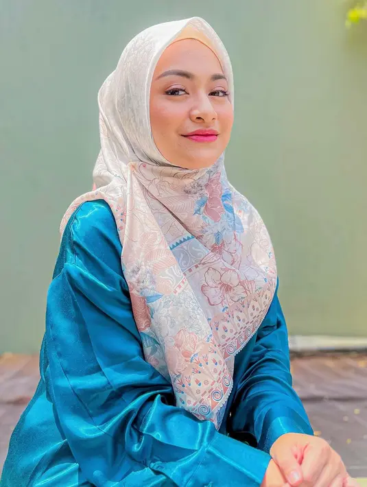 Hijab segi empat bermotif juga jadi andalan padu padan pakaian polosnya.