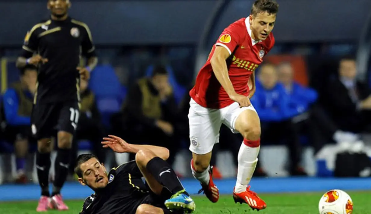 Pemain GNK Dinamo Zagreb Arijan Ademi (kiri) melakukan tekel kepada  PSV Eindhoven Arias Santiago (kanan) vies dengan pada pertandingan sepak bola Liga Eropa Grup B antara FC Dinamo Zagreb vs PSV Eindhoven di stadion Maksimir, Zagreb (07/11/13). (AFP/Stri