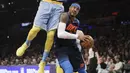 Pemain Oklahoma City Thunder, Carmelo Anthony (kanan) mencoba melewati adangan pemain Angeles Lakers pada laga NBA basketball game di Staples Center, Los Angeles, (3/1/2018). Lakers kalah 96-133. (AP/Jae C. Hong)