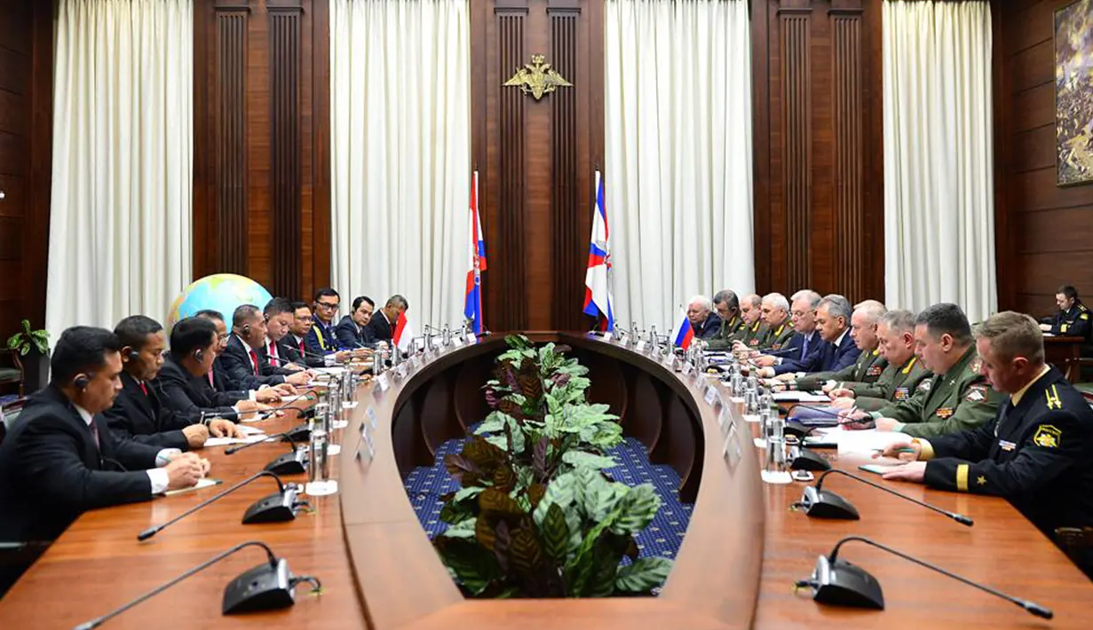 Menhan RI Ryamizard Ryacudu memimpin delegasi Kementerian Pertahanan RI (kiri) bertemu Kementerian Pertahanan Rusia saat bilateral meeting di Kantor Pusat Kemenhan Rusia, Znamenka Ulitsa Moscow, Rabu (6/2). (Liputan6.com/HO/Puskom Kemhan)