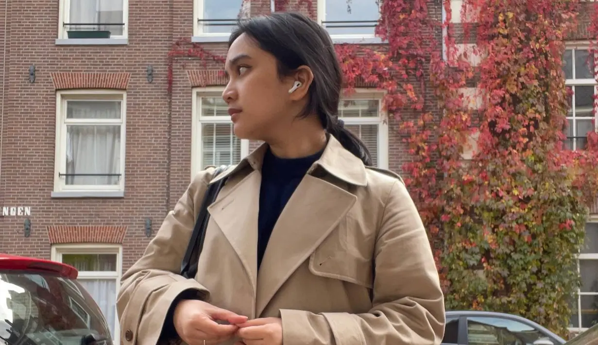 Kuliah di luar negeri, tentu akan sangat berbeda suasana bila dibandingkan dengan di Indonesia. Seperti di Amsterdam yang mengalami 4 musim, tentu outfit yang dikenakan akan menyesuaikan dengan musim ada. Seperti saat musim gugur kemarin, Rachel Amanda banyak mengenakan jaket dalam menjalani aktivitasnya. (Liputan6.com/IG/@auroramanda95)