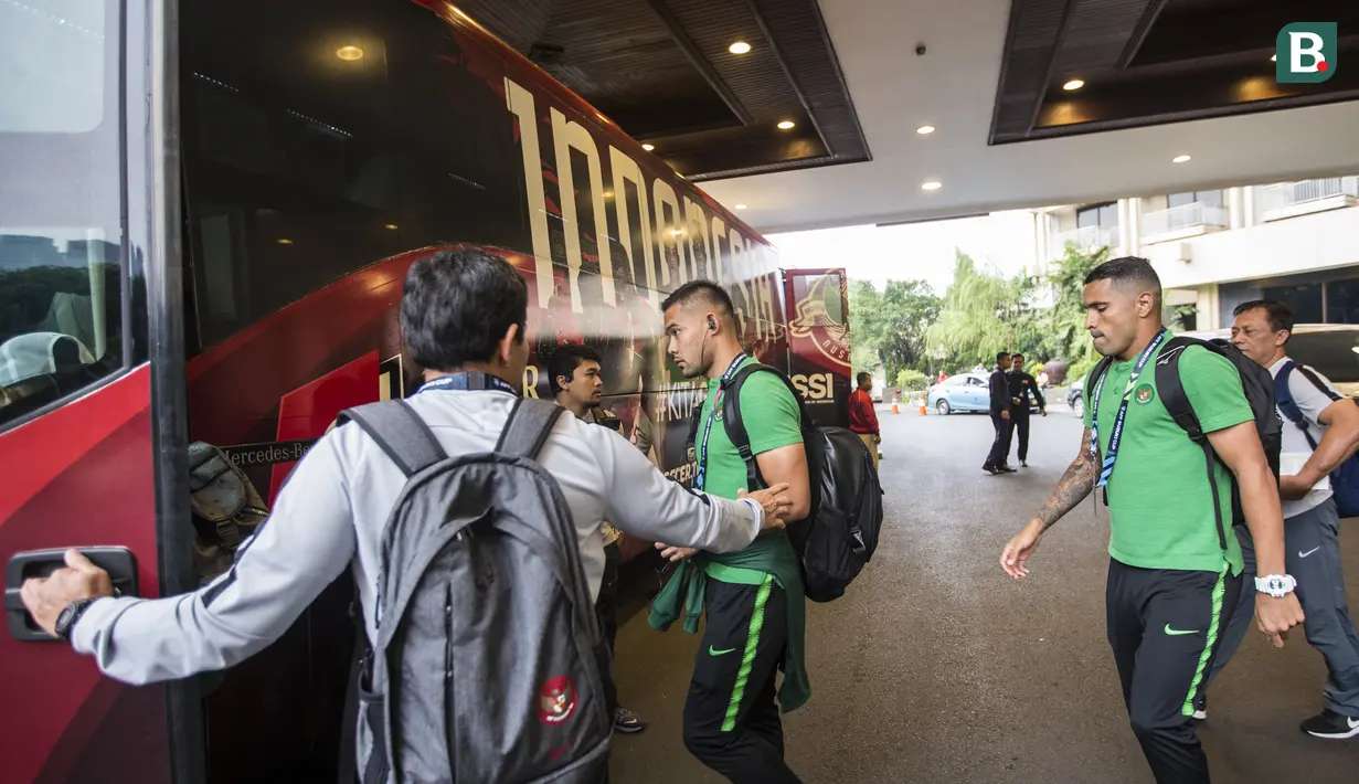 Pelatih Timnas Indonesia, Bima Sakti, memberikan semangat kepada Andritany Ardhiyasa saat akan berangkat dari Hotel Sultan Jakarta, Selasa (13/11). Timnas Indonesia akan melawan Timor Leste pada laga Piala AFF 2018. (Bola.com/Vitalis Yogi Trisna)