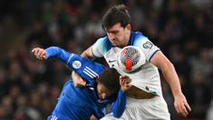 Pemain Timnas Inggris, Harry Maguire (kanan), berebut bola dengan pemain Timnas Italia, Domenico Berardi dalam laga lanjutan Kualifikasi Euro 2024 yang digelar di Wembley, London pada Rabu (18/10/2023) dini hari WIB. (AFP/Glyn Kirk)