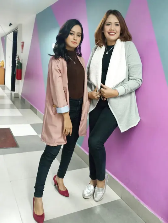Ulfi sendiri tengah disiapkan sang ibu untuk menjadi artis. Bahkan Ulfi diketahui sudah memiliki nama panggung menjadi Ulfi Sugigi. Elly berharap dengan memberikannya nama panggung, Ulfi bisa mengikuti jejak ibunya dan di tambah dengan kecantikannya. (Liputan6.com/ulfidmy)