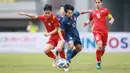 <p>Pemain Vietnam U-19, Nguyen Dinh Bac (kiri), berebut bola dengan pemain Thailand U-19, Thanawat Saipetch, pada laga perebutan tempat ketiga Piala AFF U-19 2022 di Stadion Patriot Chandrabhaga, Bekasi, Jumat (15/7/2022). (Bola.com/Bagaskara Lazuardi)</p>