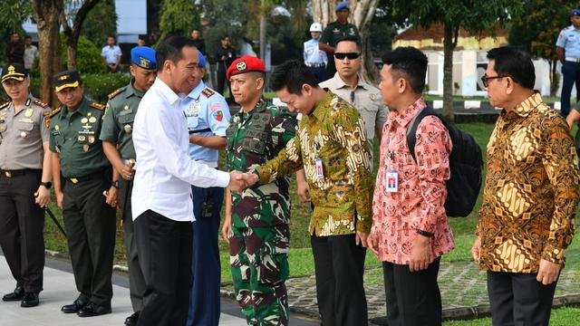 Blusukan ke Banten, Jokowi Ajak 2 Stafsus Milenial Belva dan Billy