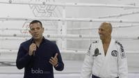 Pendiri Tatsujin MMA Indonesia, Martijn De Jong, bersama Legenda MMA, Royce Gracie saat peresmian Tatsujin MMA Indonesia di Jakarta, Senin (17/7/2017). Legenda MMA asal Brazil tersebut memberikan latihan pada acara tersebut. (Bola.com/M Iqbal Ichsan)