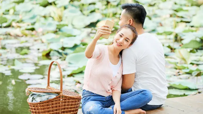 couple bahagia romantis kencan
