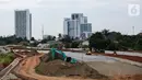 Sejumlah alat berat beroperasi di proyek Tol Serpong-Balaraja di kawasan BSD, Tangerang Selatan, Rabu (2/02/2022). Tol dengan panjang 39,80 km itu akan menjadi penghubung wilayah Barat Jakarta, tepatnya dari Kota Tangerang Selatan hingga Kabupaten Tangerang. (Liputan6.com/Fery Pradolo)