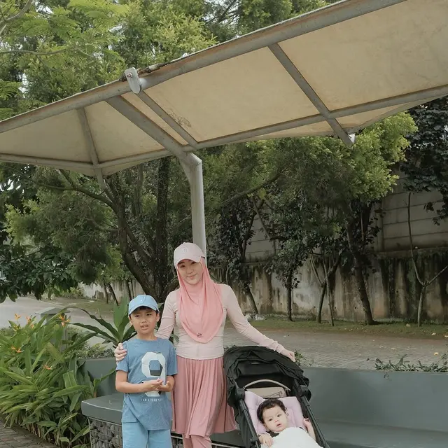 6 Potret Larissa Chou di Ramadan 2025, Tetap Memberikan ASI Eksklusif untuk Alesha
