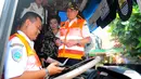 Menteri Perhubungan Ignasius Jonan berada di dalam bus saat inspeksi di Terminal Kampung Rambutan, Jakarta, Senin (23/3/2015). Jonan melakukan uji kelayakan terhadap bus Antar Kota Antar Provinsi (AKAP). (Liputan6.com/Yoppy Renato)