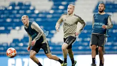 Para pemain Ajax Amsterdam berlatih di Stadion Santiago Bernabeu, Madrid, Spanyol, Senin (4/3). Ajax Amsterdam akan menghadapi Real Madrid pada leg kedua babak 16 besar Liga Champions. (AP Photo/Bernat Armangue)