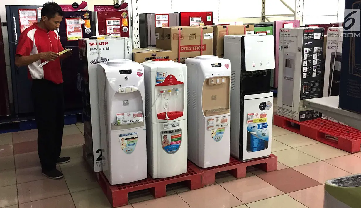 Pekerja merapikan barang elektronik yang dijual di pusat perbelanjaan di Jakarta, Rabu (5/9). Kenaikan harga barang elektronik karena produk ini sangat bergantung pada impor. (Liputan6.com/Immanuel Antonius)